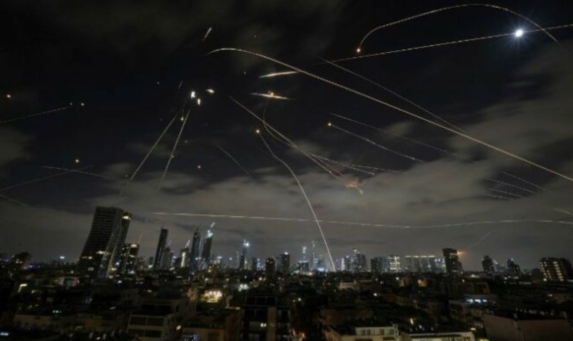 370 raketa u lëshuan nga Irani drejt Izraelit që nga e premtja, thotë zyra e Kryeministrit izraelit