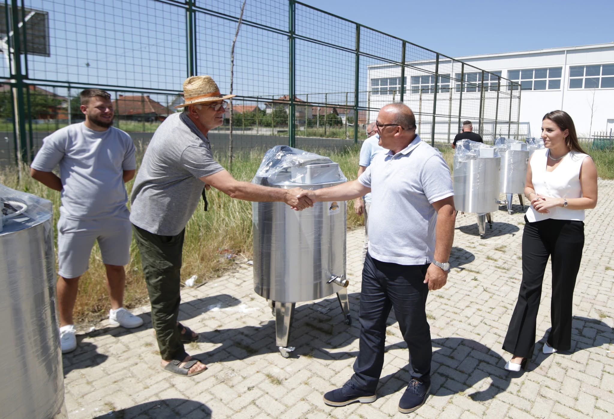 Shpërndahen 15 duplikatorë për fermerët përfitues