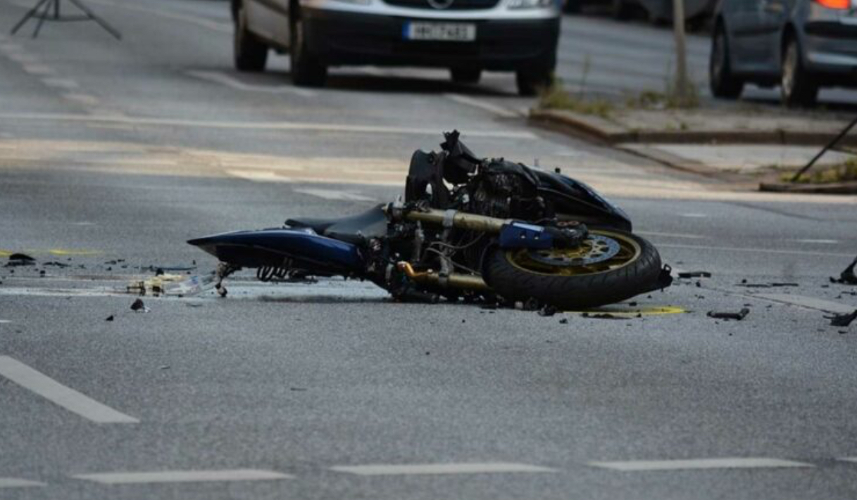 Aksident mes një veture dhe motoçiklisti, s’dihet a ka të lënduar