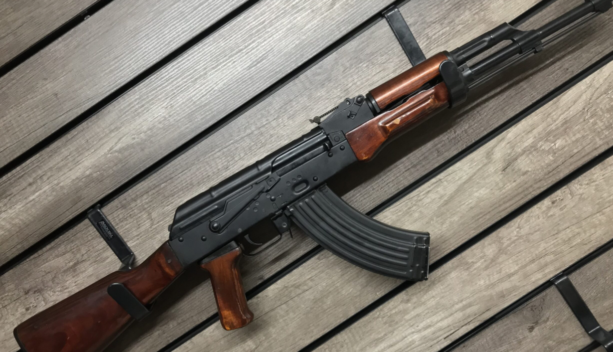 I zhveshur në rrugë dhe me armë të gjatë – i dyshuari në Istog rezulton me probleme mendore, i konfiskohet kallashnikovi