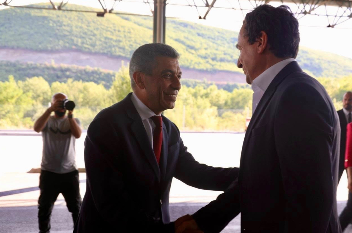 Mexheti e pret në kufi Kurtin: E mirëprita si vëlla