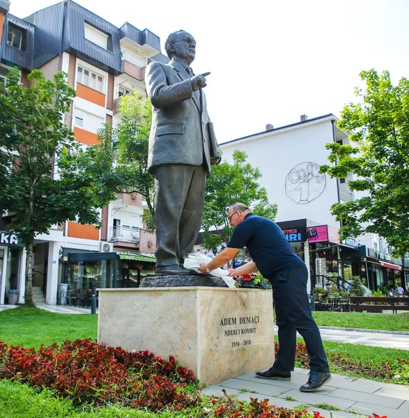 Kryetari Bulliqi dhe disa drejtor bejn homazhe në nderim të simbolit të rezistencës kombëtare Adem Demaçi