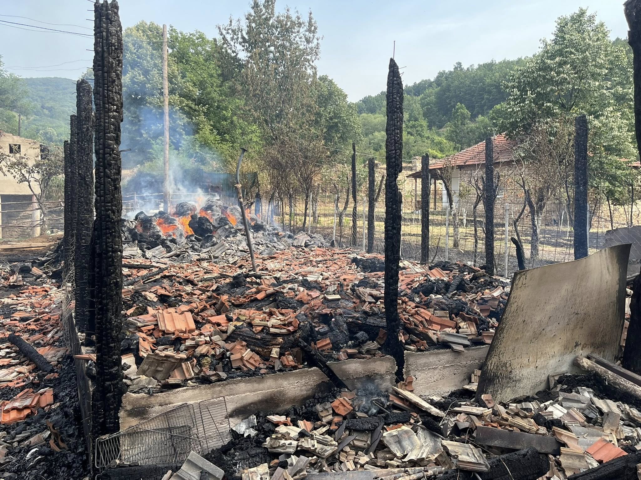 Fermerit i digjet stalla me 42 dele brenda