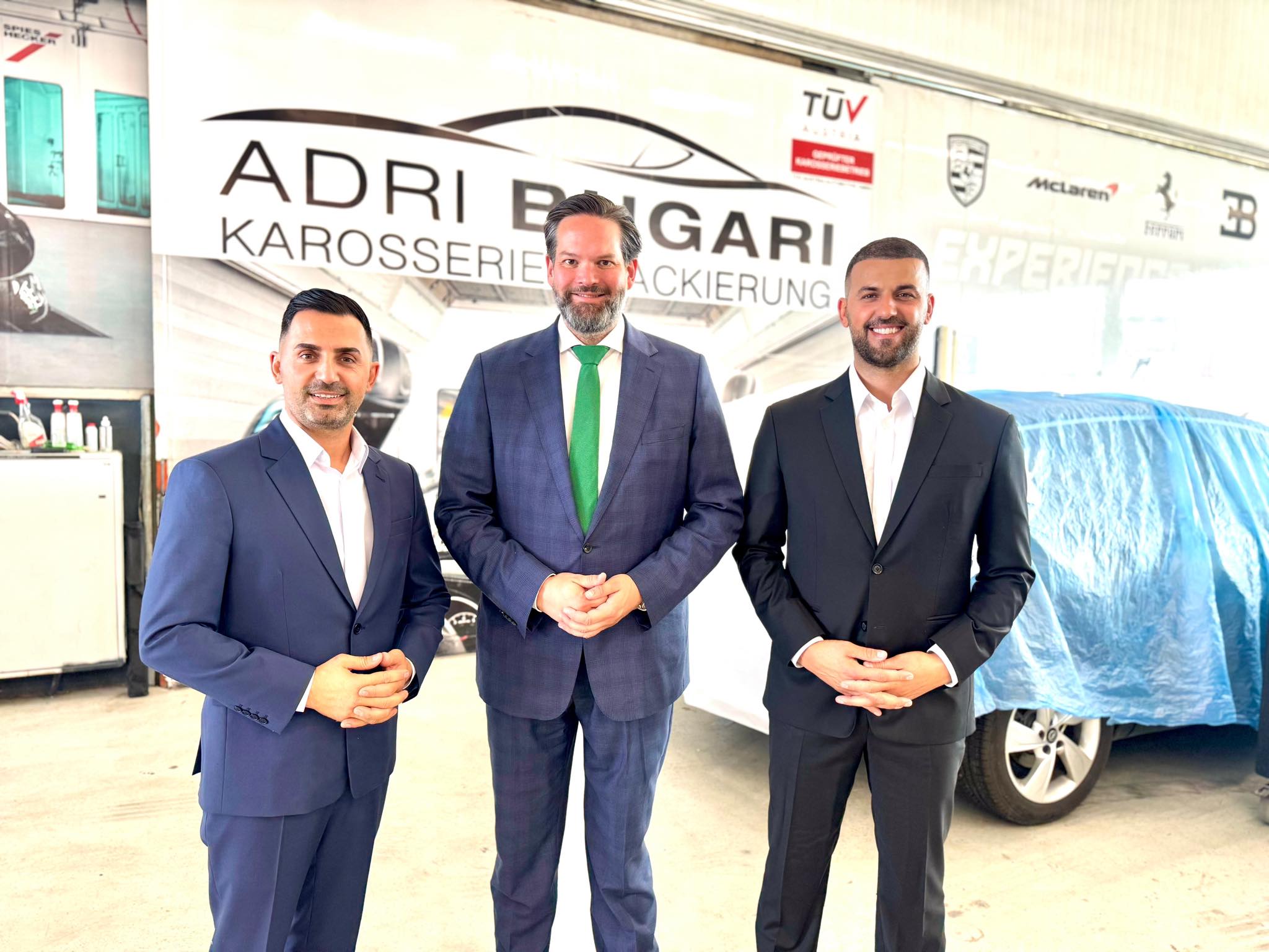 Eurodeputeti austriak, Lukas Mandl viziton djemtë e heroit të Kosovës