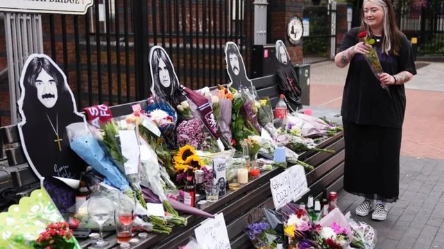 “Hero, ikonë, frymëzim…”/ Yjet e muzikës dhe fansat i bëjnë homazh Ozzy Osbourne: Humbëm vëllain tonë