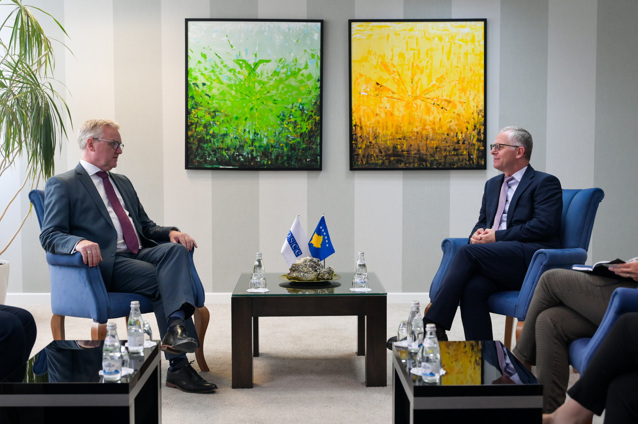 Bislimi zhvillon takim me shefin e misionit të OSBE-së në Kosovë, flasin për raportet periodike të OSBE-së për Kosovën