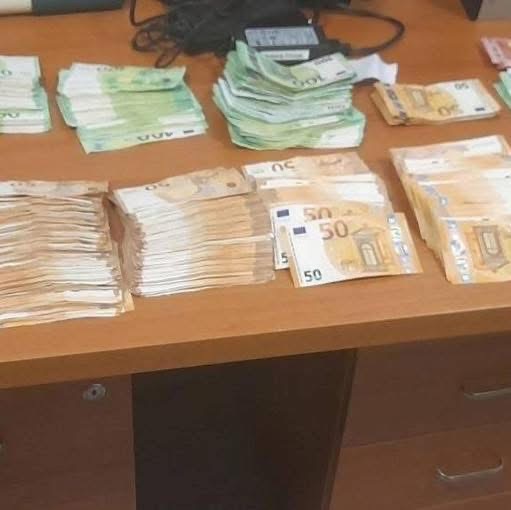 Policia kap dy shtetas të Serbisë, po futeshin në Kosovë me mbi 119 mijë euro – i kishin fshehur në disa vende në veturë