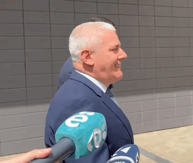 Sveçla qeshet me arrogancë kur pyetet nëse do të japë dorëheqje pas rastit të Agon Zejnullahut