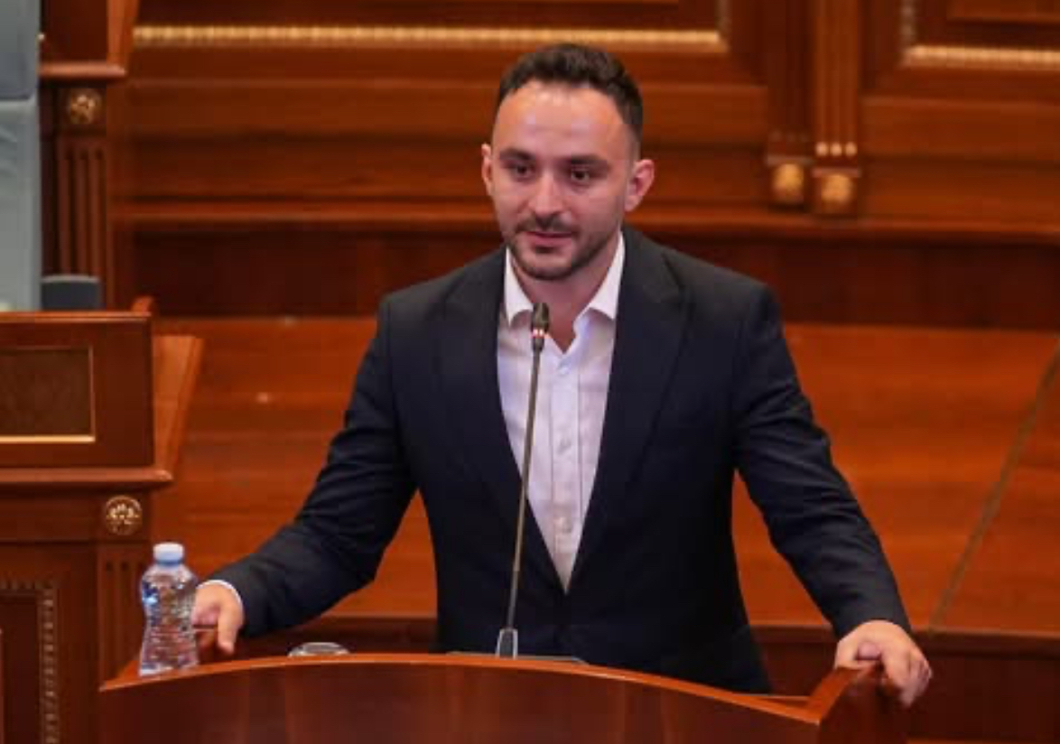 Abdixhiku e lavdëron deputetin Paris Guri pas ballafaqimit në Kuvend me gjithë Vetëvendosjen