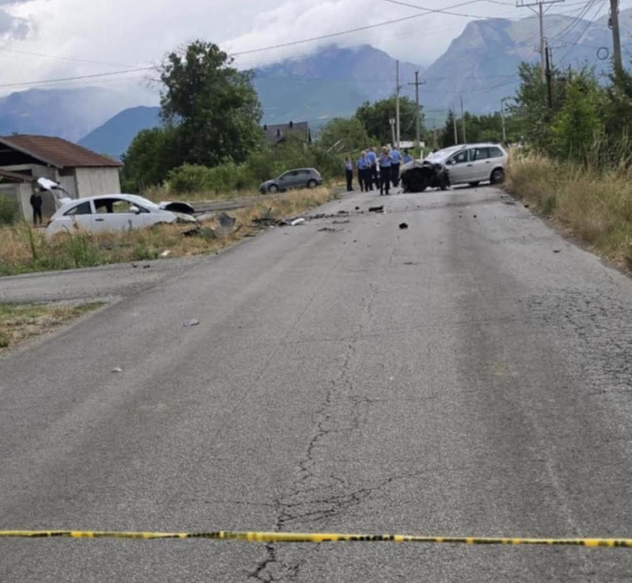 Humb jetën një person dhe lëndohen katër tё tjerё në aksident trafiku