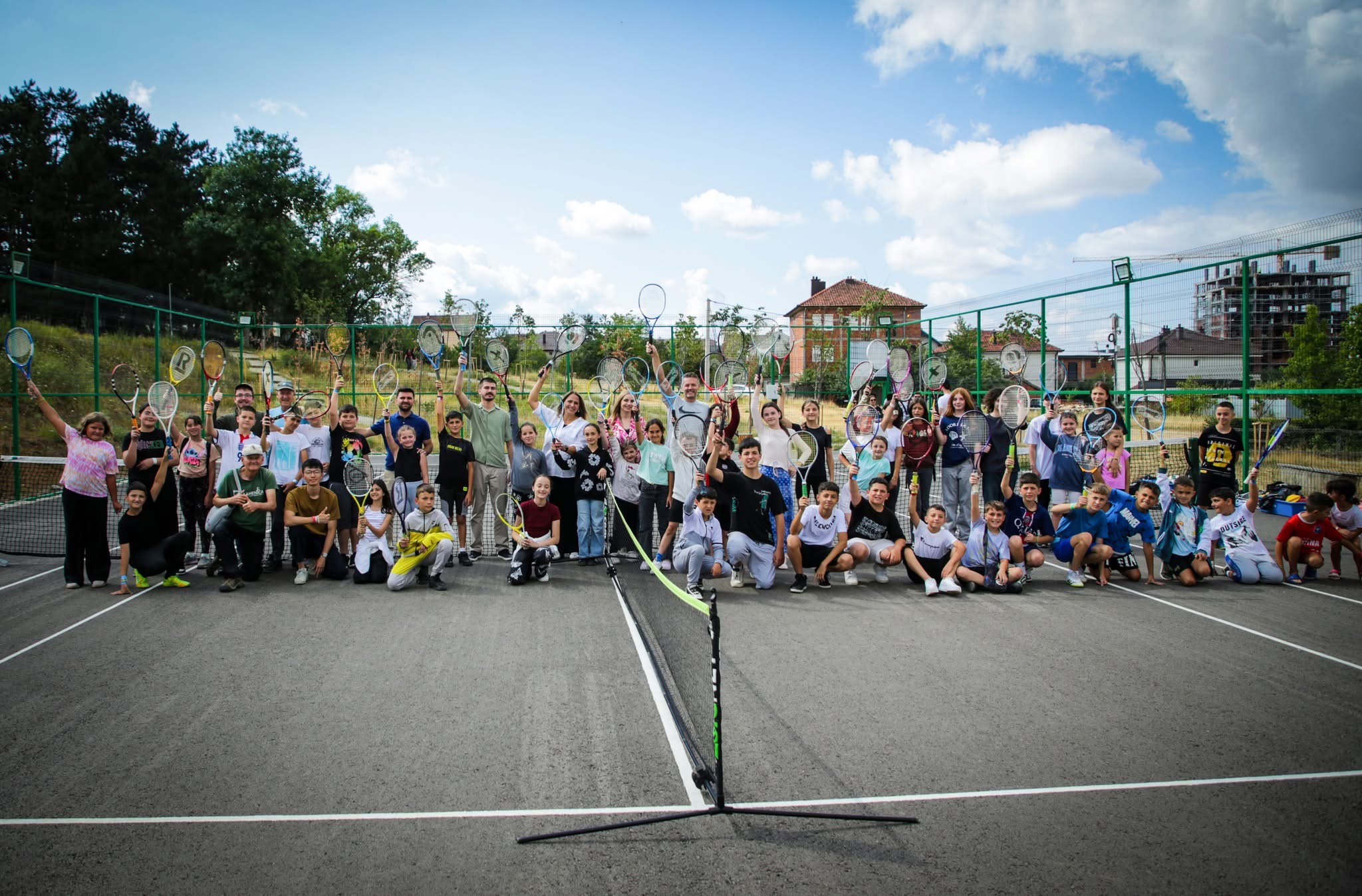 Podujeve: Nënkryetarja e Komunës, Marigona Lahu, së bashku me Drejtoreshën, Vlora Humolli-Jashanica, kanë vizituar sot fëmijët që po marrin pjesë në kampin veror në “Parkun e Paqes”