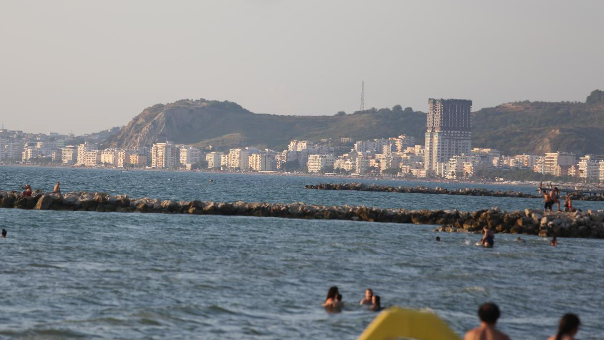 E rëndë në Shqipëri: Humb jetën një pushues në plazhin e Qerretit – dyshohet se pësoi arrest kardiak