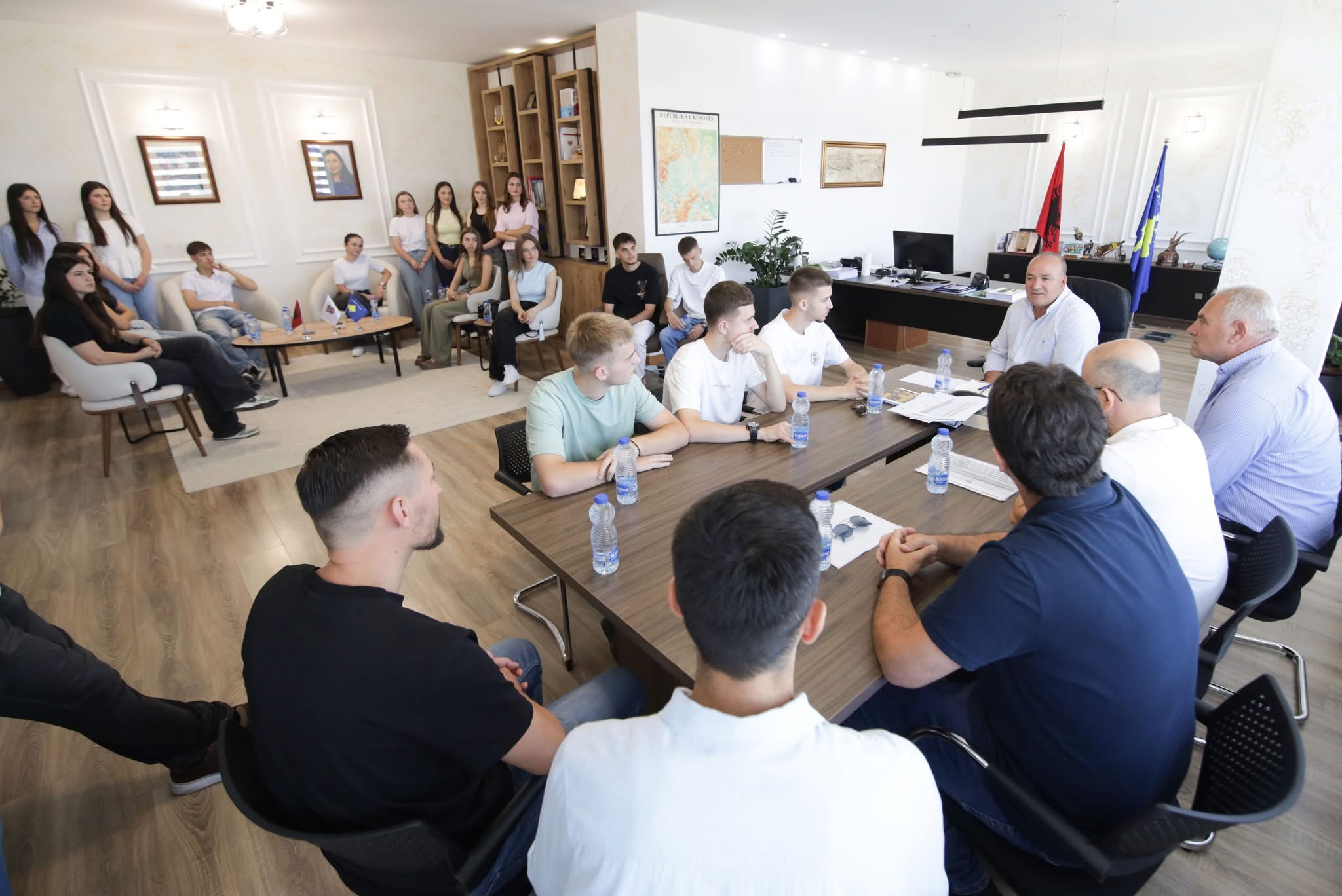 Kryetari Bulliqi pret nxënësit e dalluar që u renditën të parët në pranime në Universitetin e Prishtinës