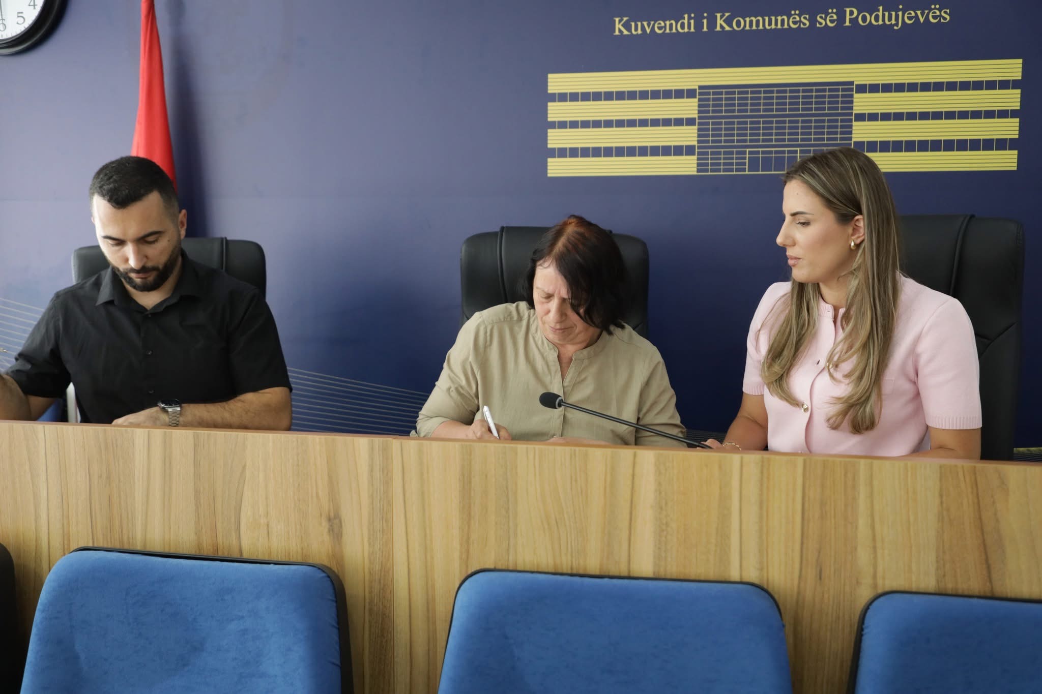 Podujeve: 24 gra përfituese nënshkruajnë kontratat për pajisje bujqësore