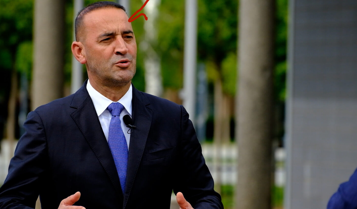 “Nata 605 euro” Haradinaj ironizon me Kurtin: Bën hajgare me Kosovë, nëpër ishuj t’Greqisë me pantolla t’shkurtë
