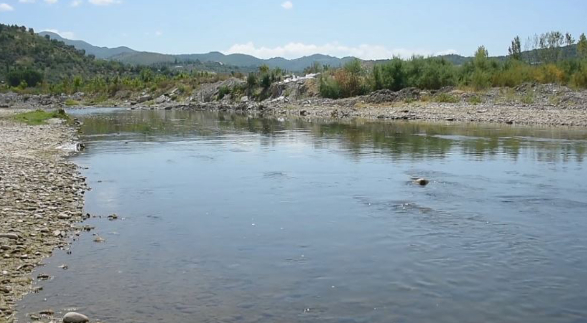 Ngjarje tragjike në Elbasan, dy të mitur mbyten në lumin Shkumbin