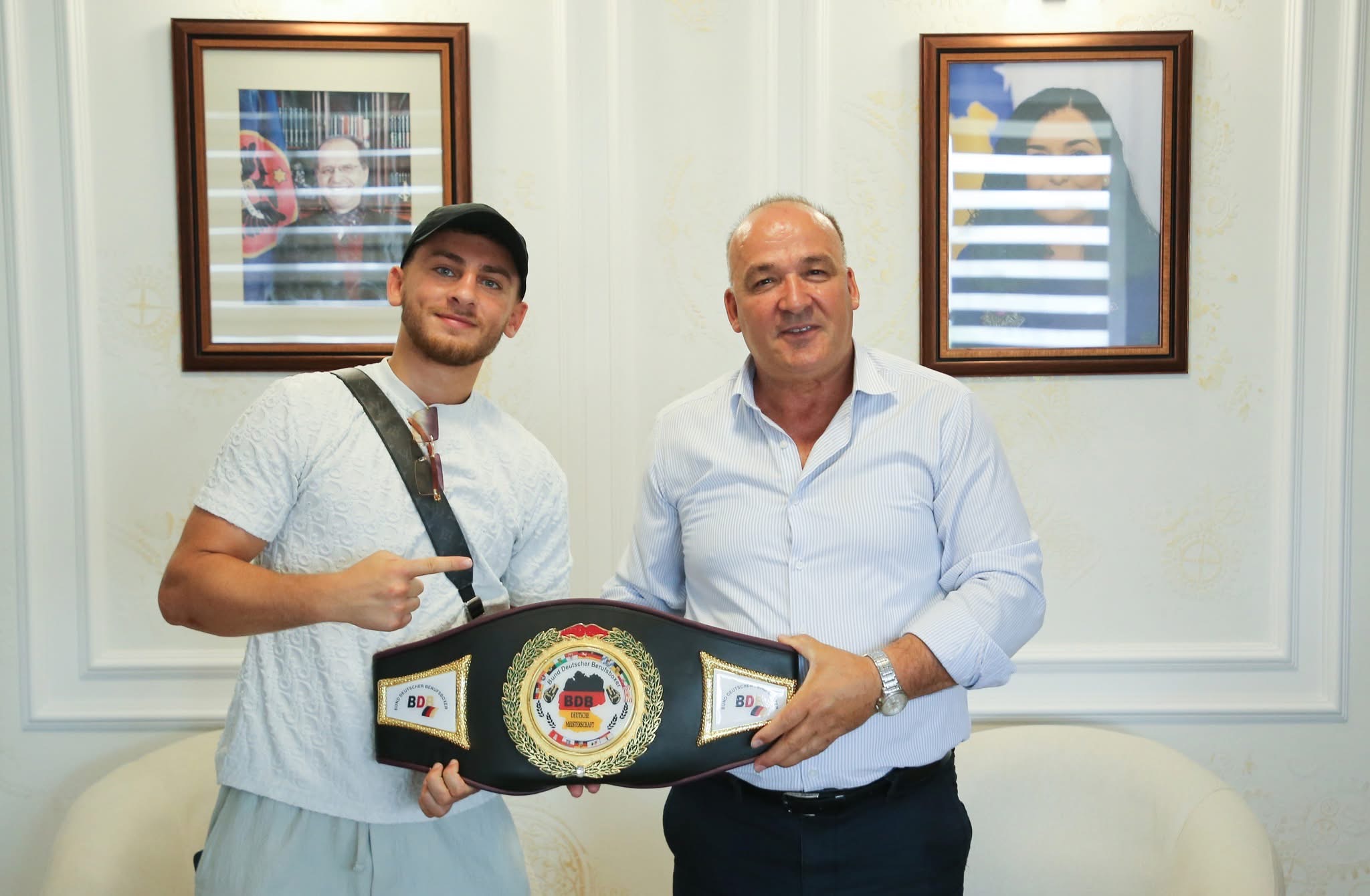 Kryetari Bulliqi pret në takim boksierin Viktor Cakiqi, pretendent për titullin WBO International