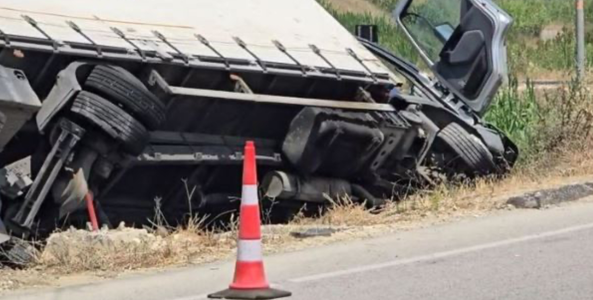 Aksidentohet kamioni në Prishtinë, lëndohen ngasësi dhe tre pasagjerët