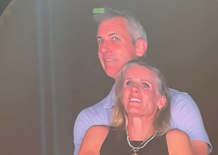 “Kiss Cam” në koncertin e Coldplay-it trondit Astronomer: CEO jep dorëheqjen, por HR-ja qëndron