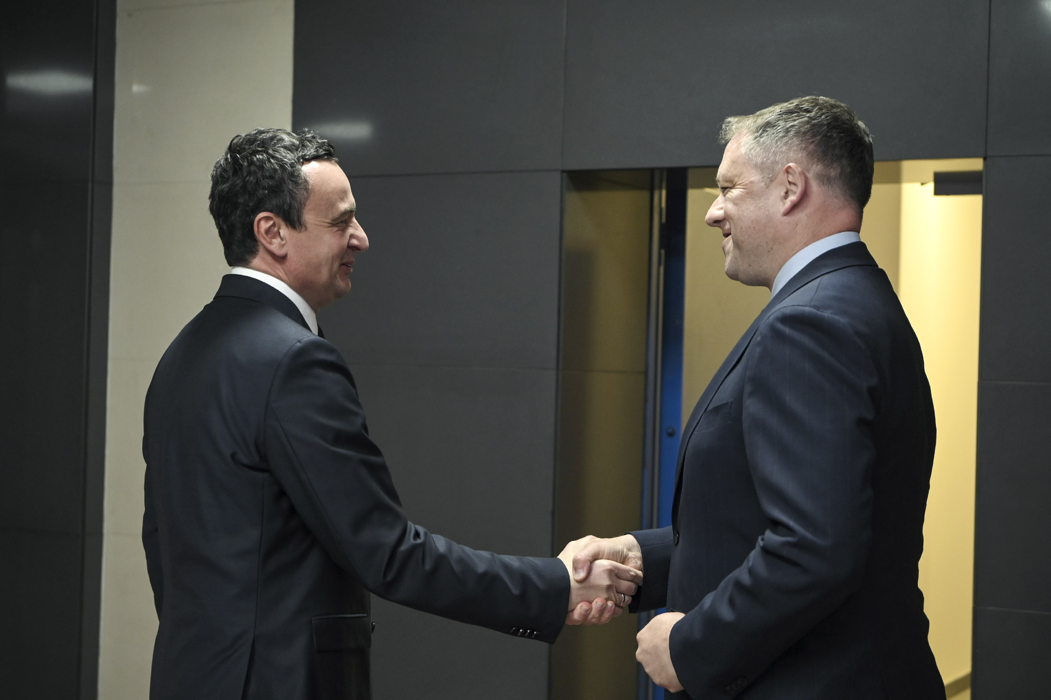 Kurti dhe Byrne flasin për bashkëpunimin Kosovë-Irlandë, në fushën e mbrojtjes