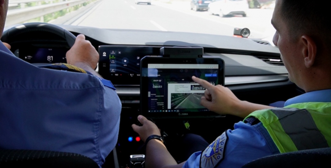 Vetura intelegjente e policisë kap dy vetura që zhvillonin gara shpejtësie, në Ferizaj