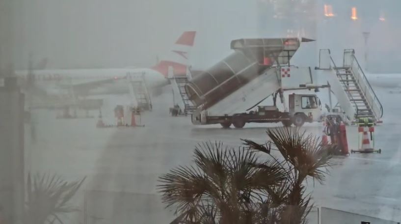 Rinisin fluturimet në aeroportin e Rinasit pas 2 orë ndërprerje për shkak të stuhisë