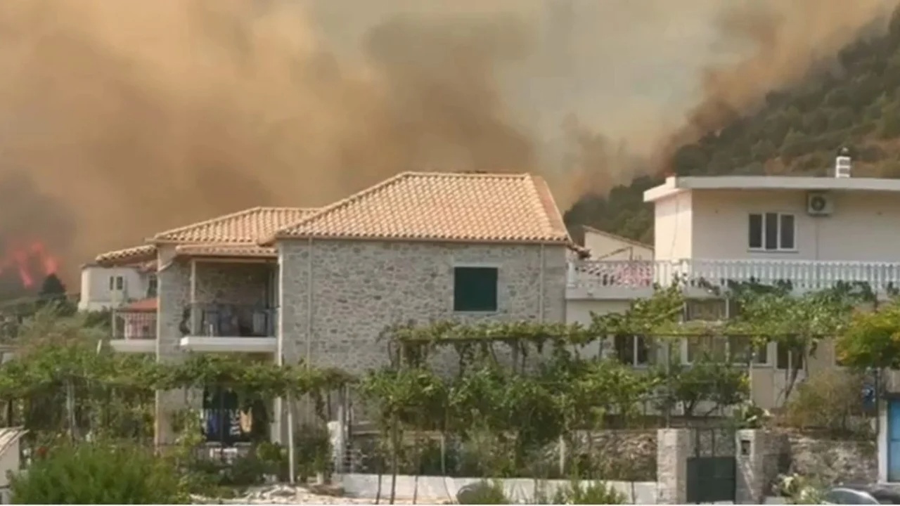 Alarm në Delvinë! Flakët rrethojnë shtëpitë në “Kasapaj”, situata përkeqësohet