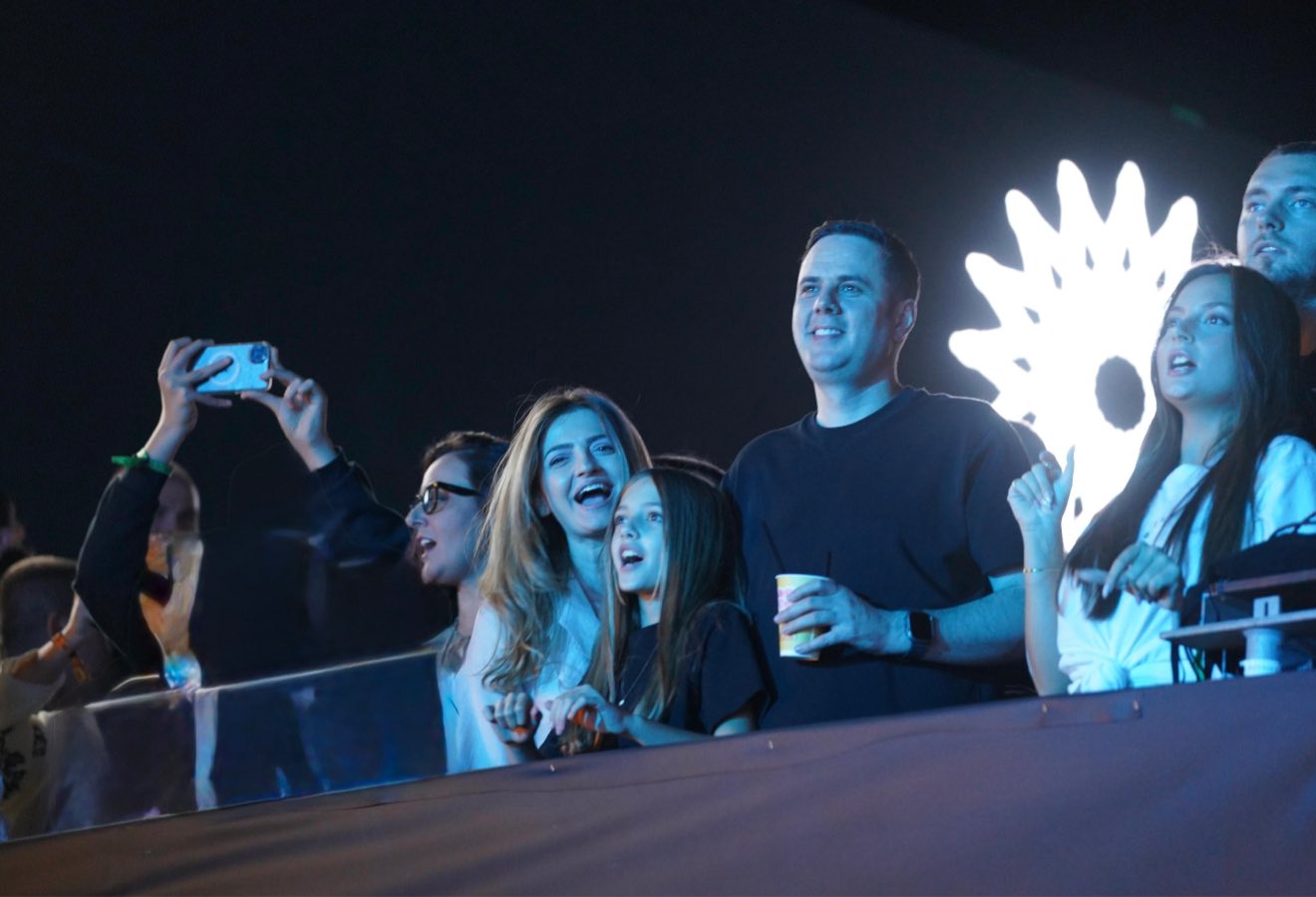 Abdixhiku për përformancën e Dua Lipës në ‘Sunny Hill’: Ndriçoi zemrat e mijëra të rinjve nga Kosova dhe bota