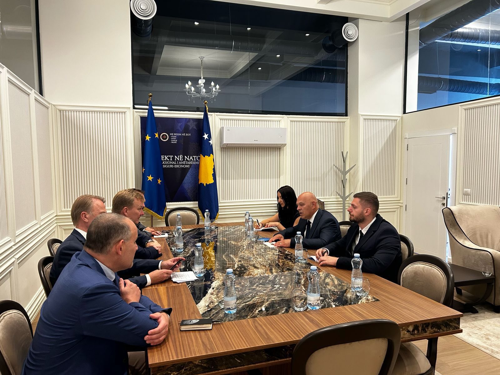 Gjini pret në takim Përfaqësuesin Special të BE-së, Peter Sørensen, flasin për bllokadën institucionale