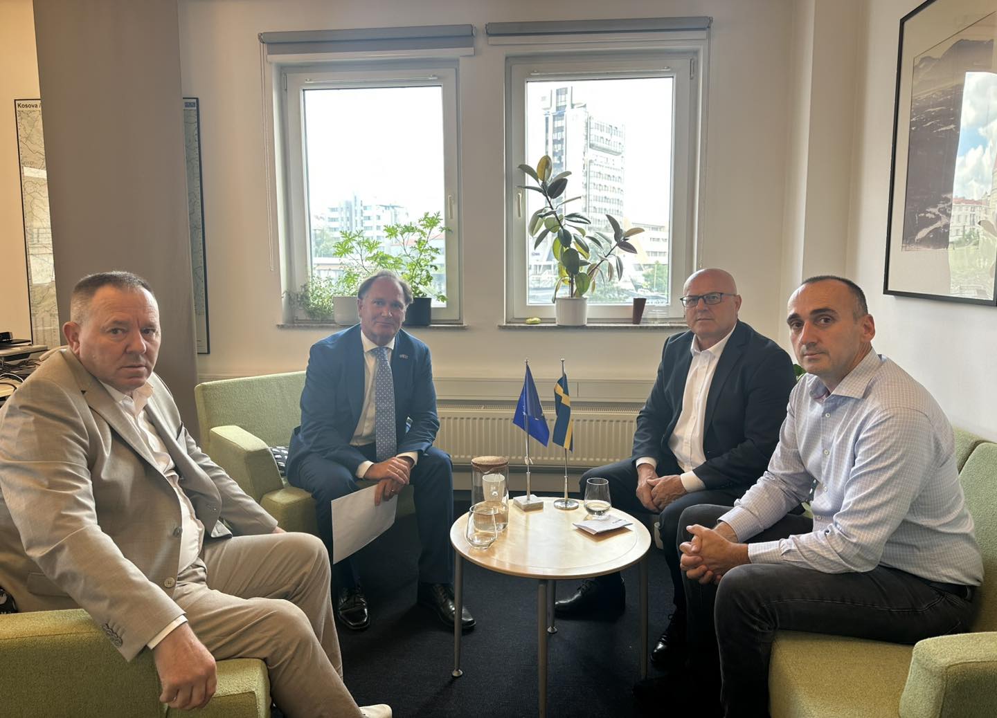 Krerët e OVL UÇK-së priten në takim nga ambasadori suedez: Diskutuam shqetësimet me proceset në Speciale