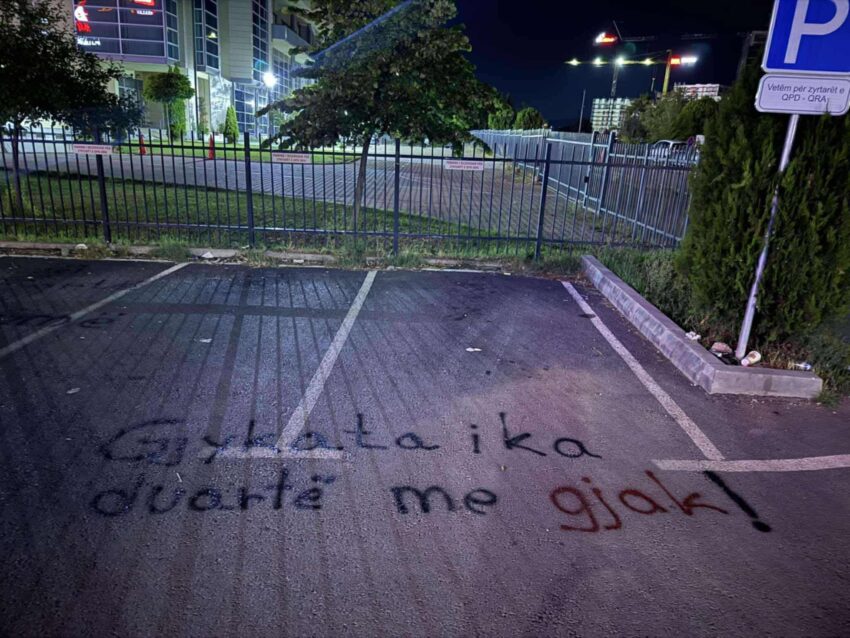 Revolta në Gjilan pas vrasjes së trefishtë – qytetarët mbulojnë muret e gjykatës me mbishkrime