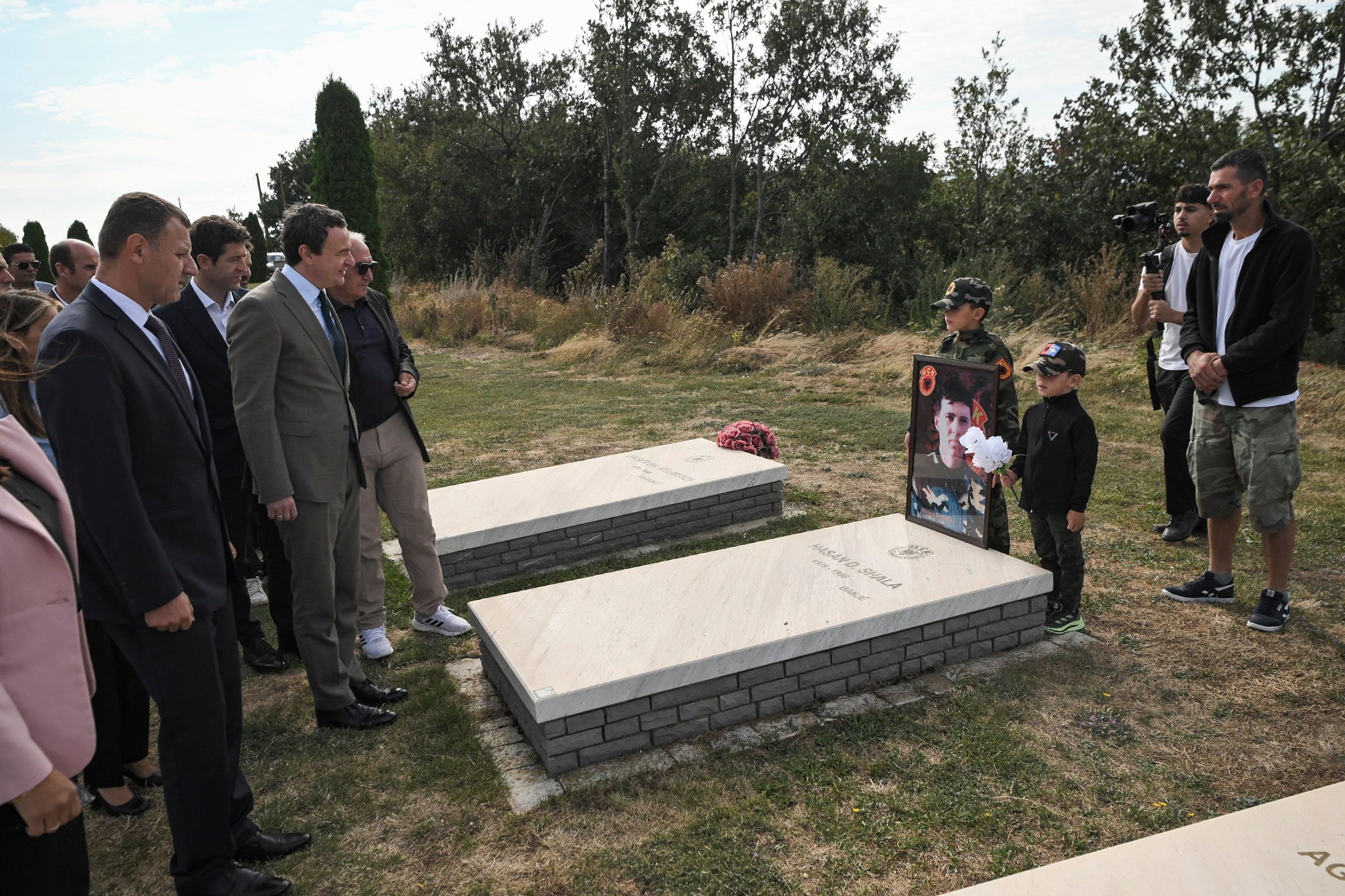 Kurti bën homazhe në nderim të Komandantit Ismet Jashari