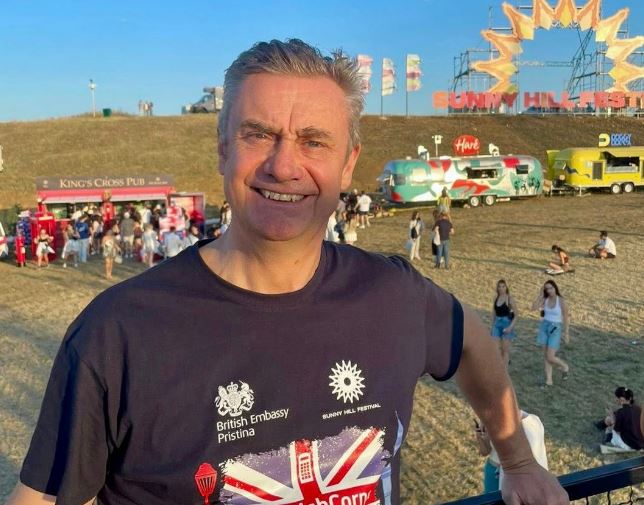 Ambasadori britanik shijon Sunny Hill Festival, i gëzohet festës britaniko-kosovare