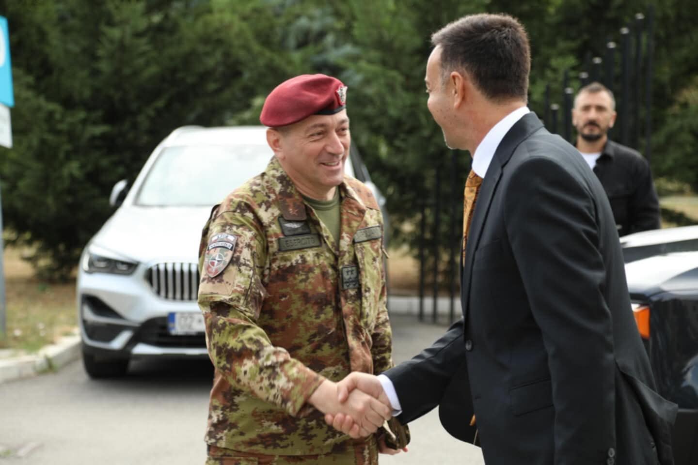 Drejtori Dibrani priti në takim Komandantin e KFOR-it, Enrico Barduani