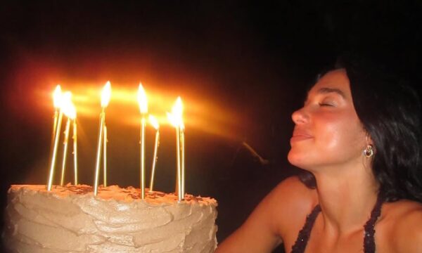 Dua i falënderon të gjithë që e mbështetën gjatë të 20-ve, e përmend edhe “Sunny Hill”-in