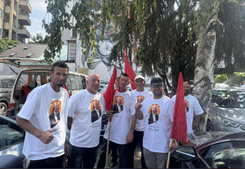 Veshur me uniforma të UÇK-së e bluza me fotografi të Thaçit: Qytetarët fillojnë të mblidhen