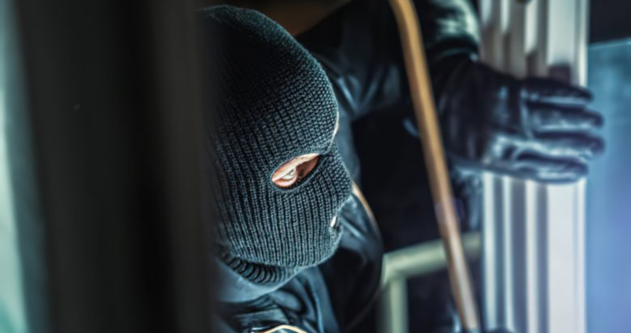 Vodhi në banesa mbi një muaj, kapet në flagrancë hajni – përfundon në ndalim policor