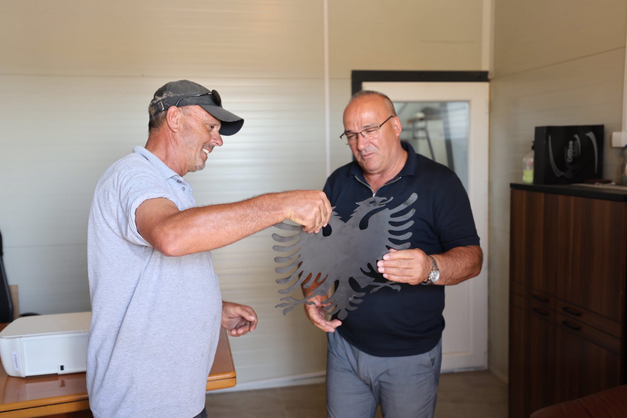 Kryetari Bulliqi viziton kompaninë “Përparimi Mont” në Batllavë