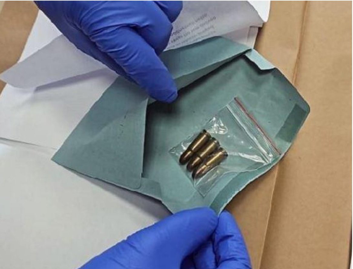 Daçiqit i shkon një zarf me tre plumba brenda