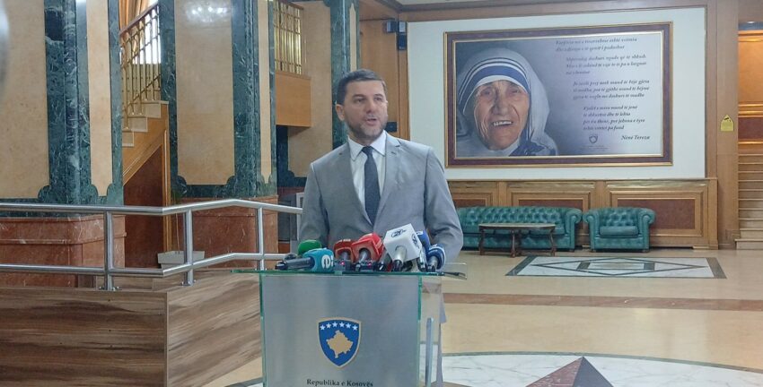 Krasniqi: Po befasohem me entuziazmin e VV-së dhe Kurtit për ta zgjedhur Rashiqin nënkryetar, skenar i turpshëm dhe jokushtetues