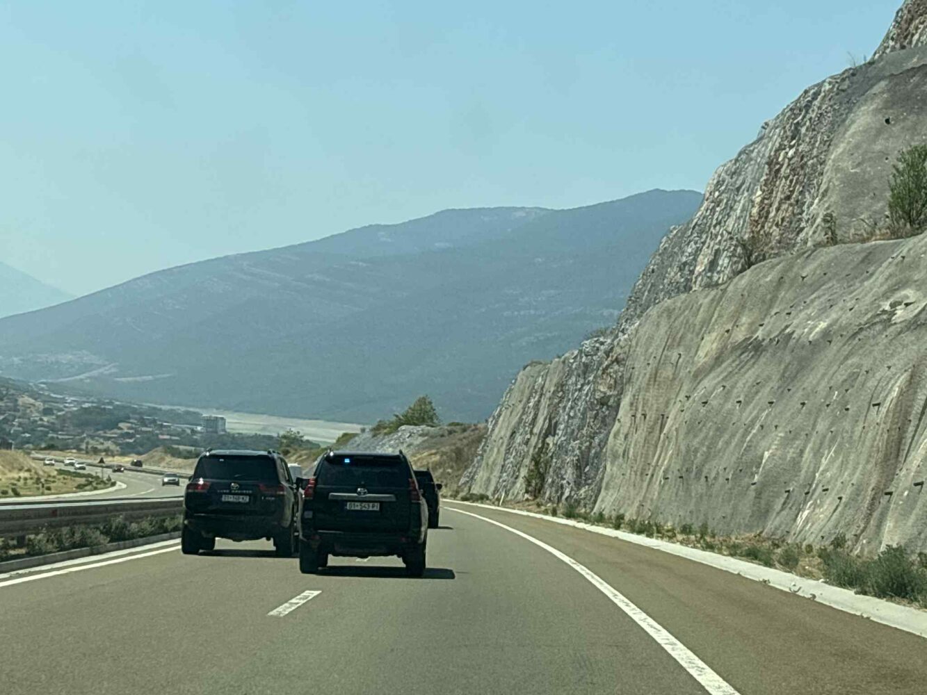 “Kolona” e veturave të Qeverisë së Kosovës drejt Shqipërisë