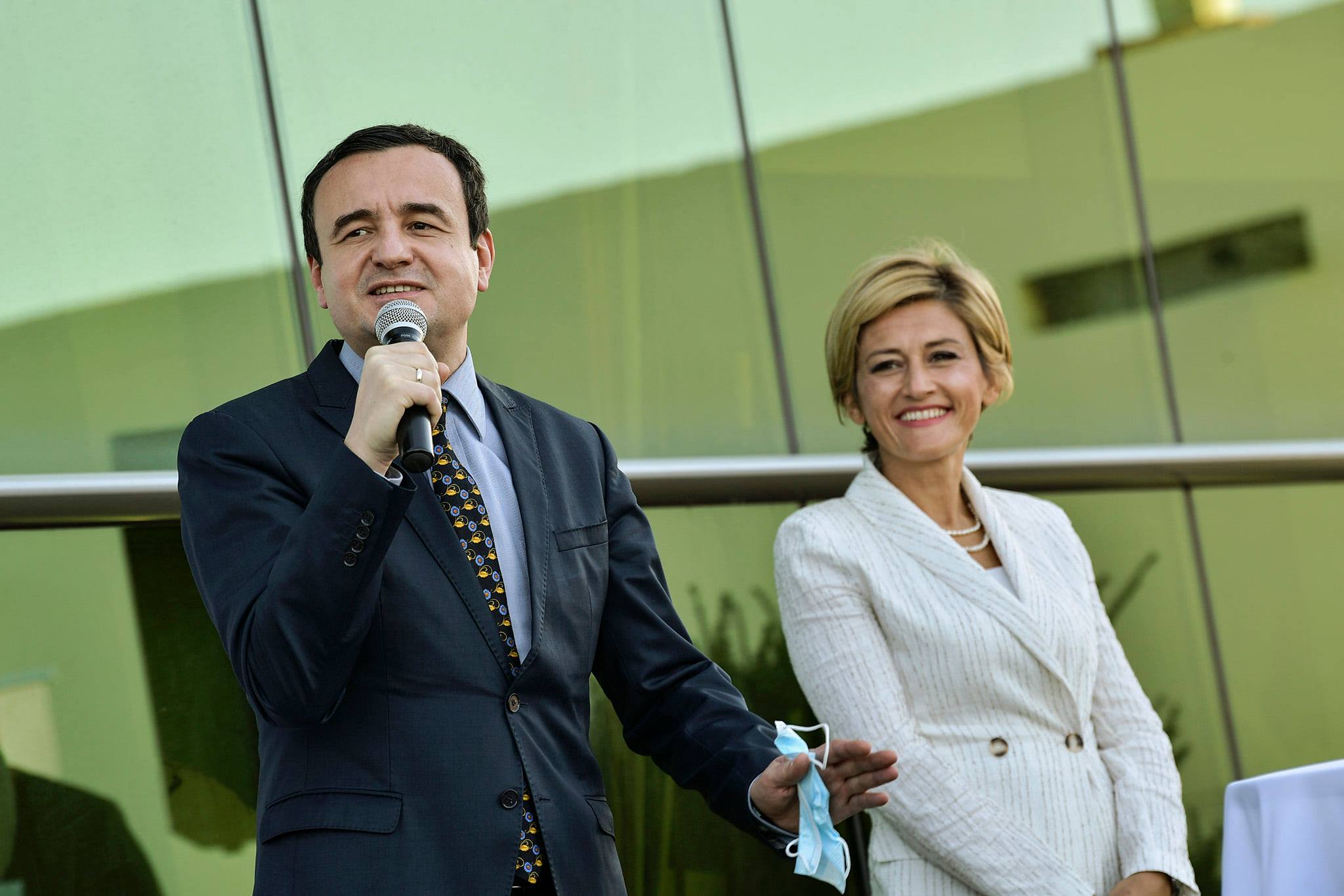Ekskluzive: “Digjet” loja në Gjakovë, Kurti e ndërron kandidatin, tërhiqet edhe Alternativa e Mimoza Kusari