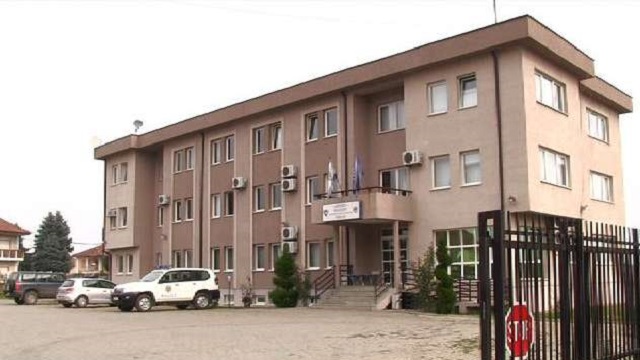 Një qytetar nga Gjakova gjen në rrugë çantën me 15 mijë euro, e dorëzon në polici