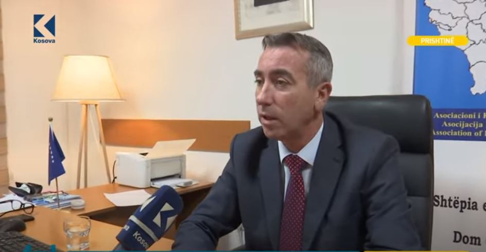 AKK: Qeveria vazhdon bllokimin e xhirollogarive të Komunës së Deçanit