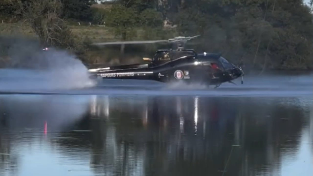 Helikopteri humb kontrollin dhe bie në liqen gjatë një operacioni për të luftuar zjarrin në Francë- Pamje tmerruese
