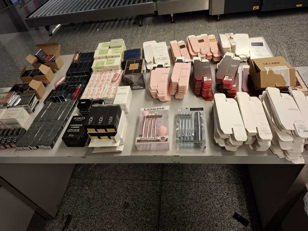 Dogana kap produkte kozmetike të padeklaruara në Aeroportin e Prishtinës, vinin nga Stambolli