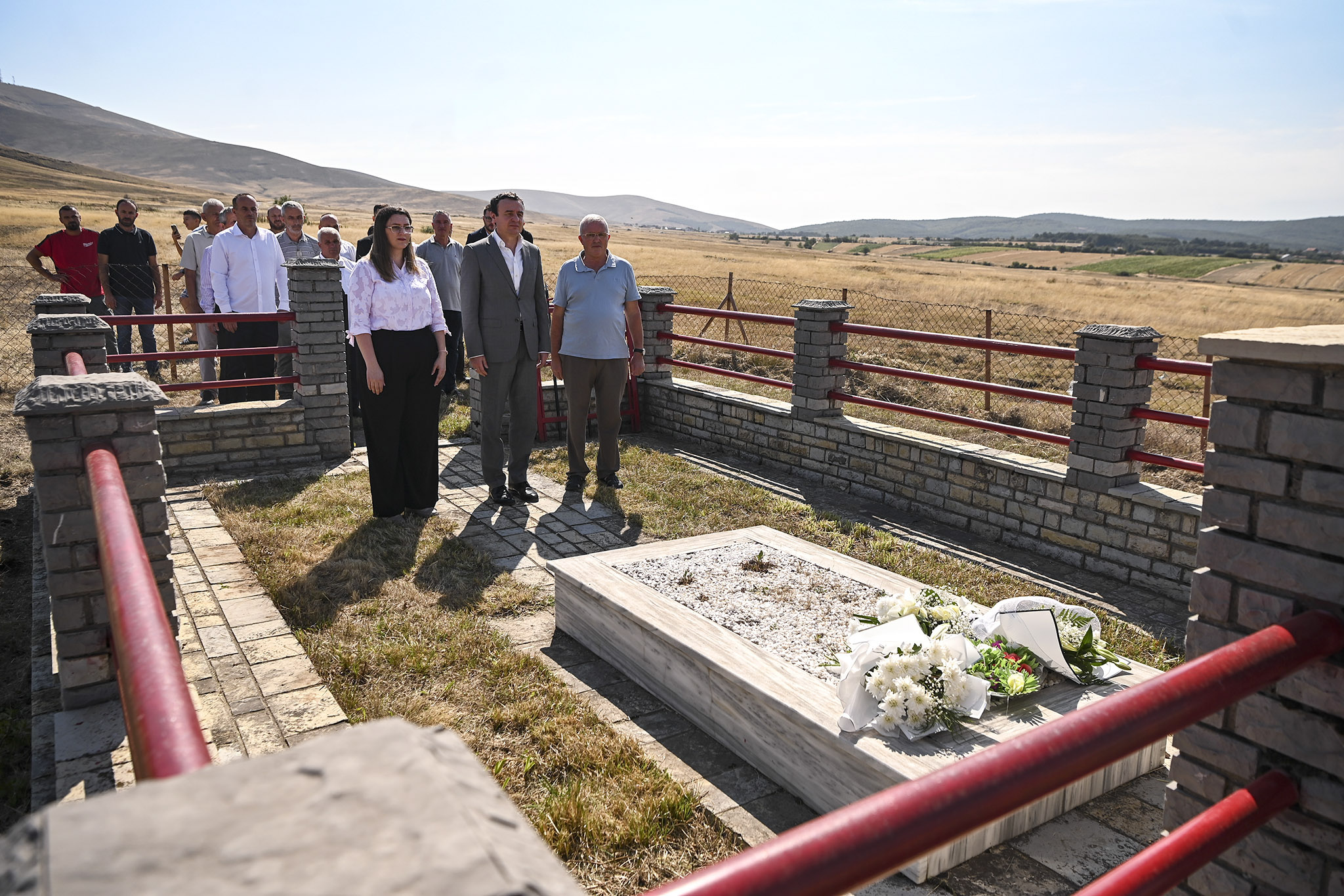 Kurti bën homazhe te varri i veprimtarit Fazli Greiçevci