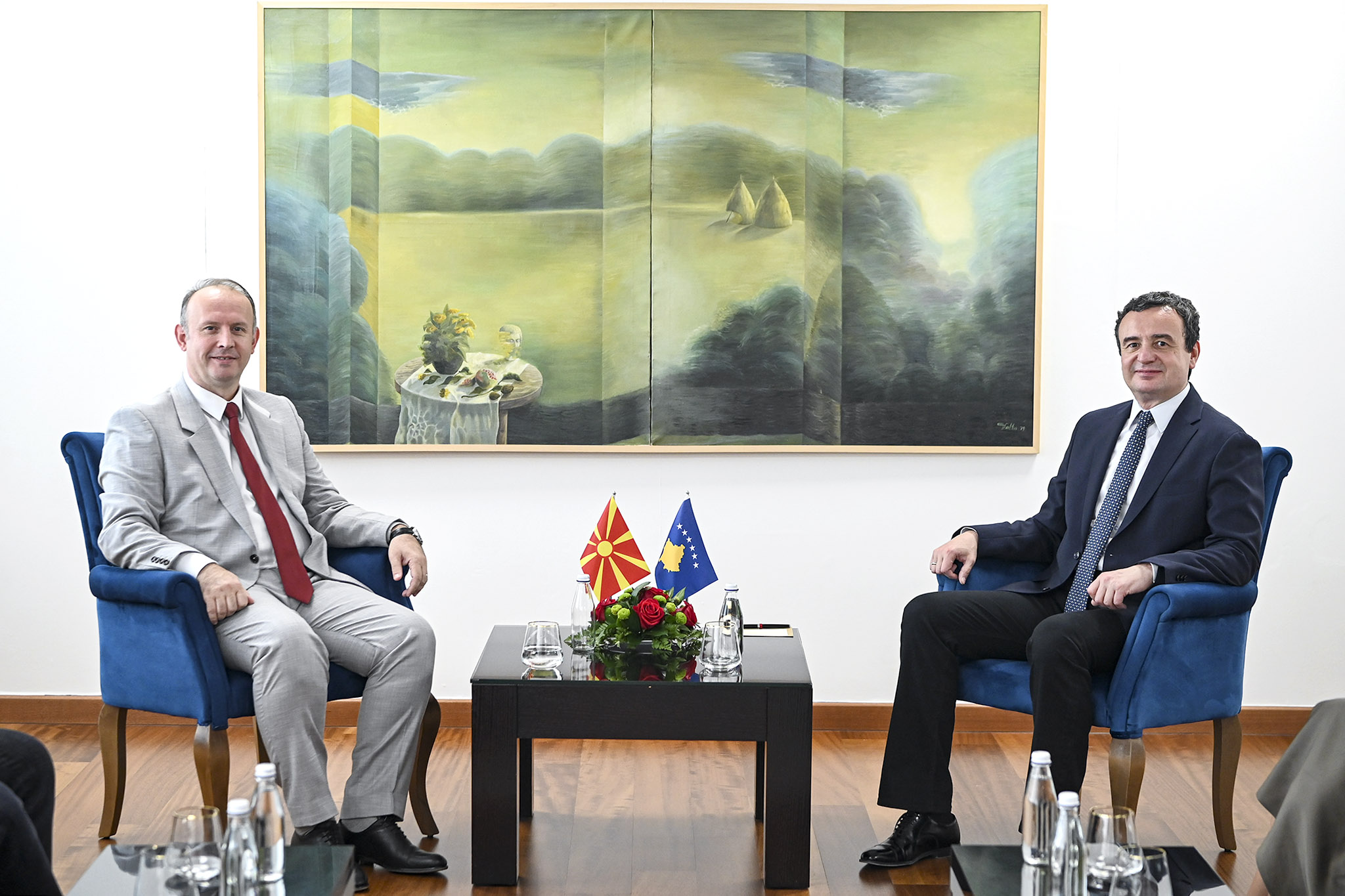 Kurti takohet me kryetarin e Kuvendit të RMV-së, flasin për zhvillimet e fundit në dy vendet