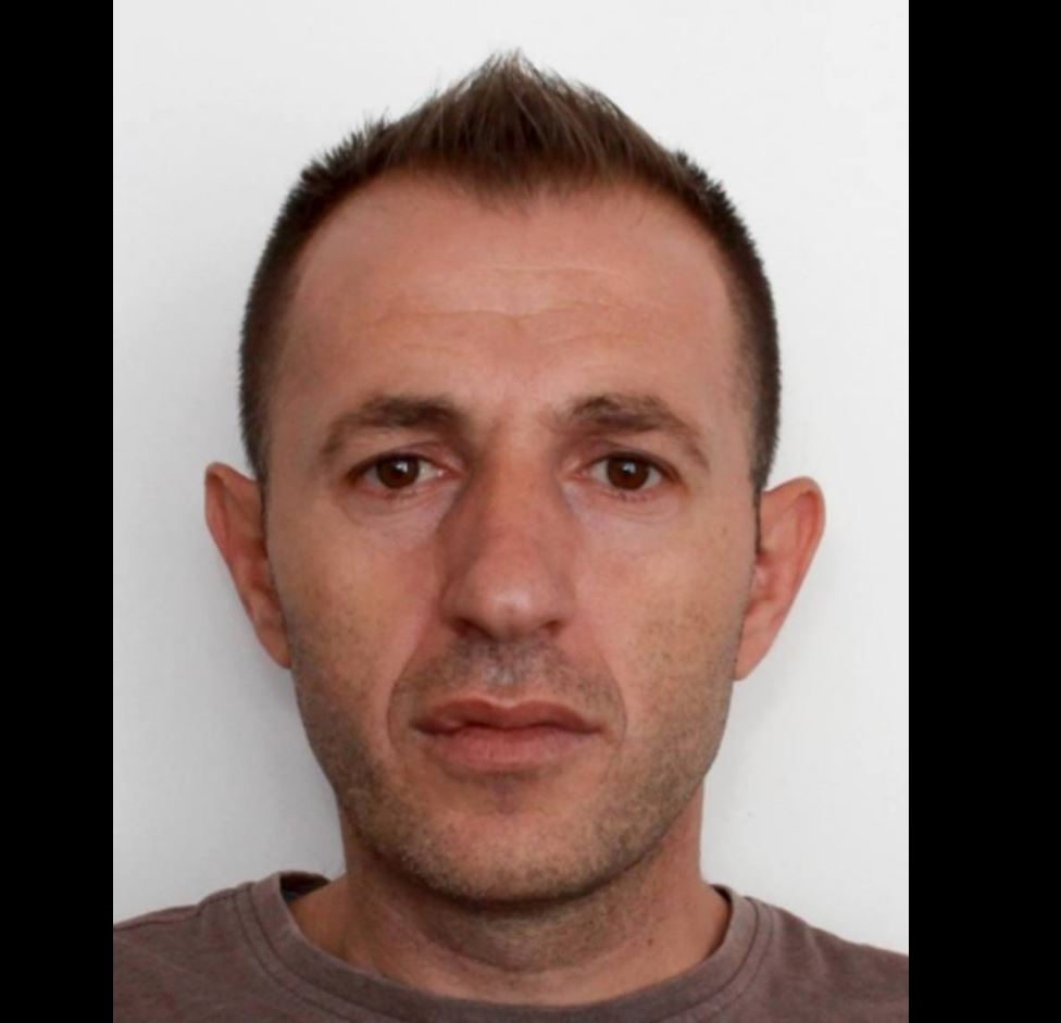 Policia kërkon ndihmën e qytetarëve për kapjen e një personi të dyshuar për mashtrim e hyrje të paautorizuar kompjuterike