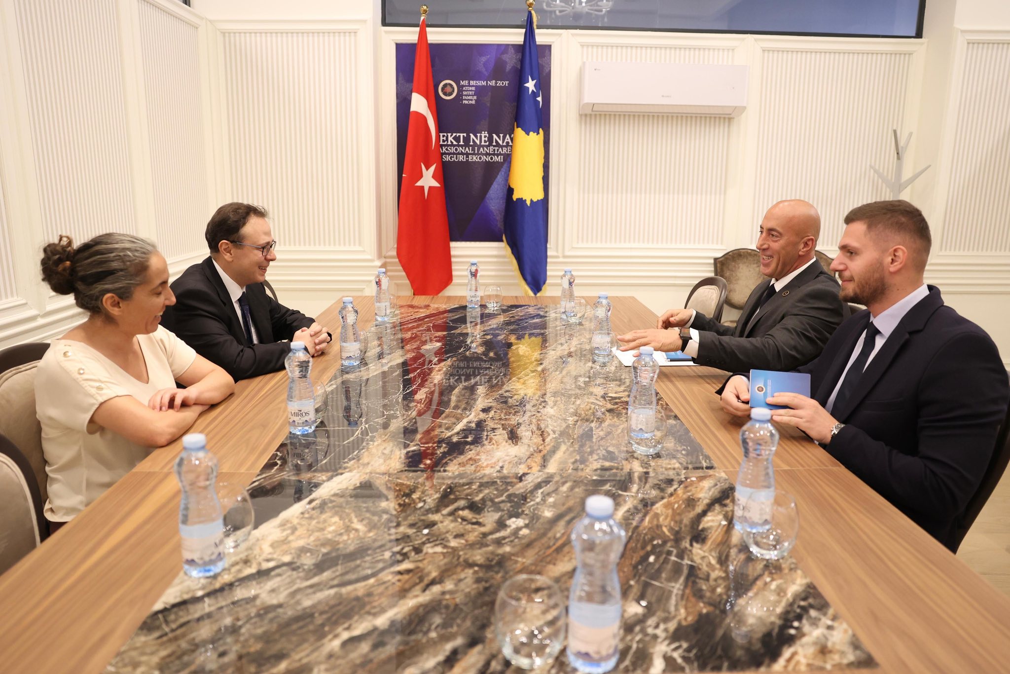 Haradinaj pret në një takim ambasadorin turk, diskutojnë për zhvillimet politike në vend